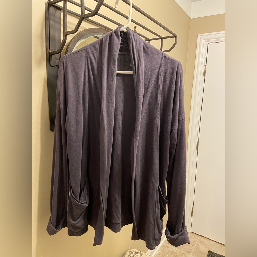Stem light top. Open in the front. Loose fit.